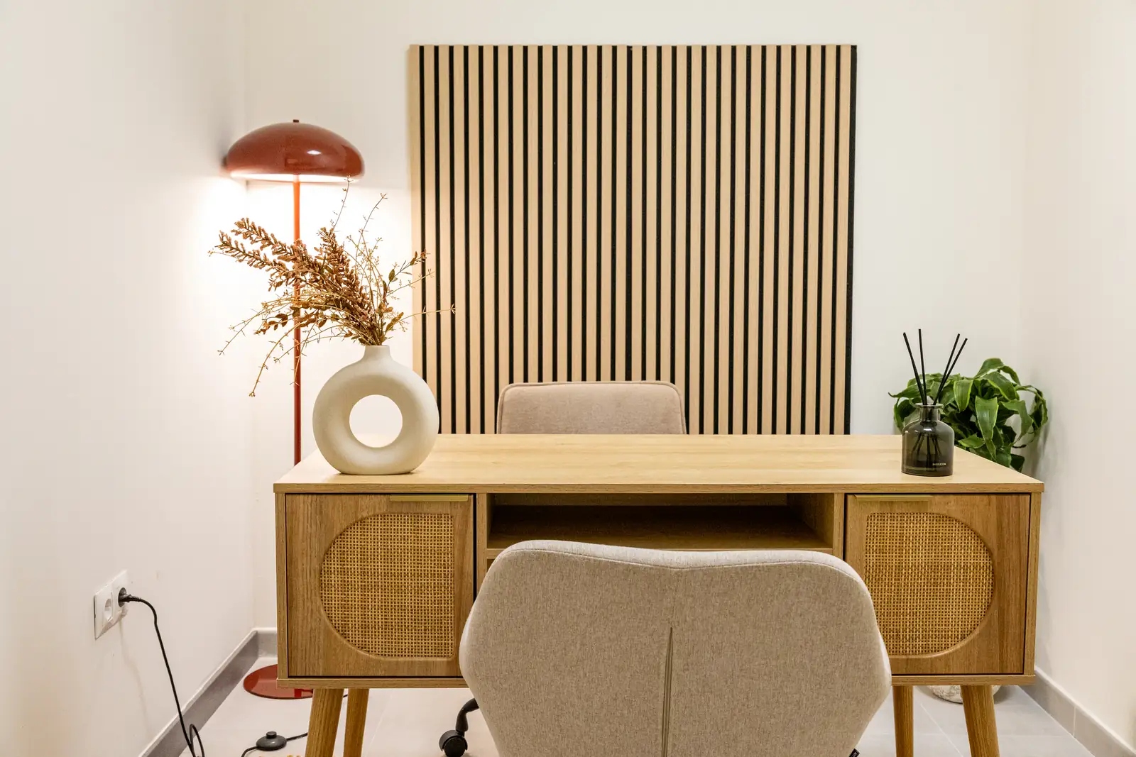 Consulta privada de psicología en Málaga con escritorio, panel de madera y sillones