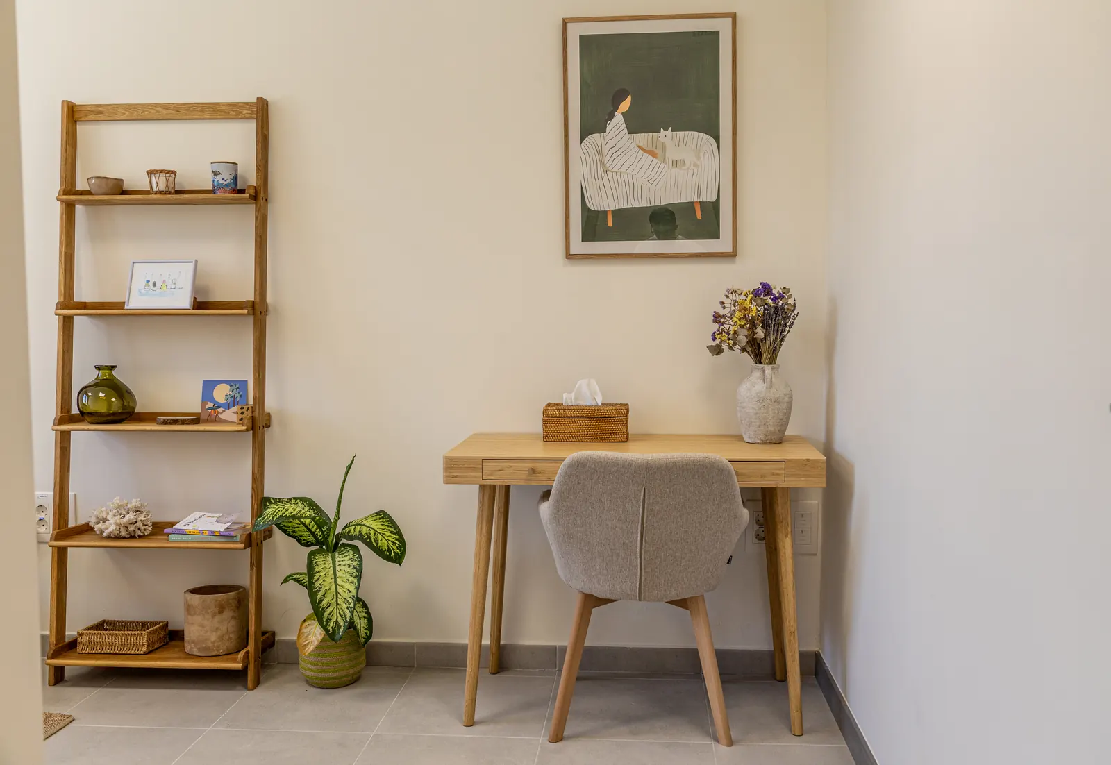 Sala de consulta de psicología en Málaga con escritorio de madera, estantería decorada y sillón tapizado